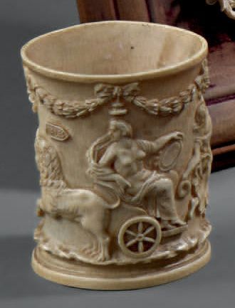 null Vase en ivoire sculpté en bas relief de scènes de bacchanales. Dans le goût...