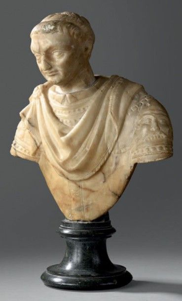 null Buste en albâtre sculpté représentant un Empereur romain, base en marbre noir....