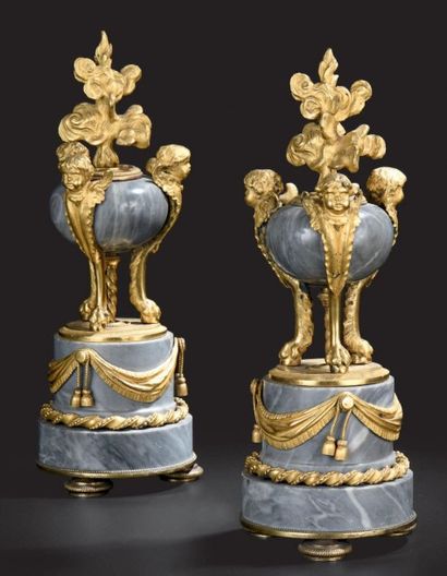 null Paire de flambeaux en marbre bleu turquin et bronze doré formés d'une cassolette...