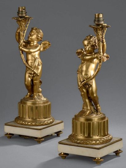 null Paire d?importants flambeaux en bronze doré représentant un Amour sur une colonne...