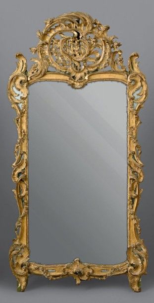 null Important miroir à parecloses en bois doré à cadre et fronton richement sculpté...