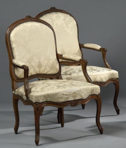 null Paire de fauteuils en bois naturel mouluré à dossiers à la Reine sculptés de...