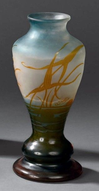 Émile GALLÉ (1846-1904) Vase à corps balustre épaulé sur piètement renflé et col...