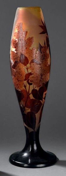 Émile GALLÉ (1846-1904) Vase à corps ovoïde sur piédouche à col droit. Épreuve en...