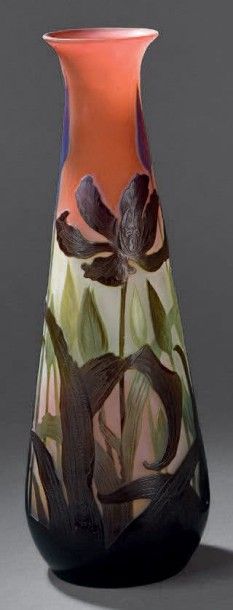 Émile GALLÉ (1846-1904) Vase à corps conique et col galbé ouvert. Épreuve en verre...