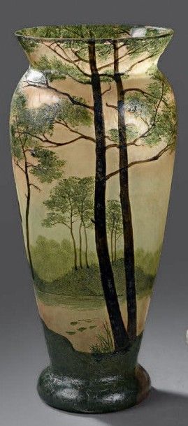 Auguste LEGRAS (1817-1887) Vase à corps ovoïde aplati épaulé et col conique sur léger...