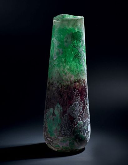 DAUM Vase à corps triangulaire conique. Épreuve en verre violet et vert à larges...