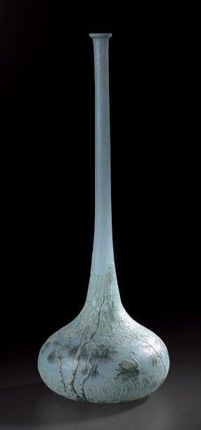 DAUM Vase soliflore à base bulbeuse et long col soliflore. Épreuve en verre marmoréen...