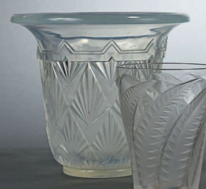 Edmond ETLING (act.1820-1835) Vase à corps ovoïde et col ouvert en verre opalescent...