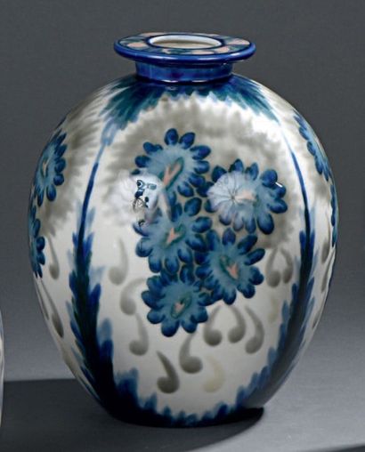 Camille THARAUD (1878-1956) - LIMOGES Vase en faïence à corps ovoïde à col resserré...