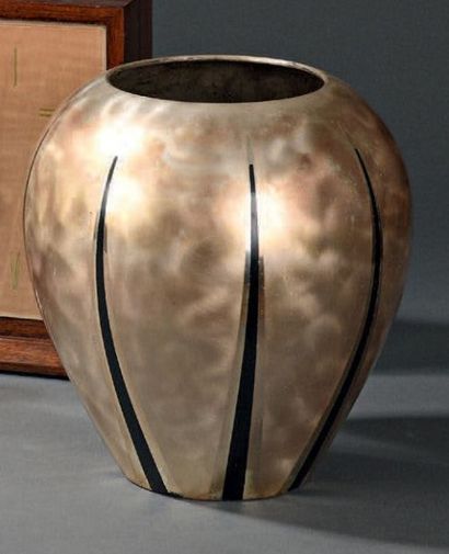 Ikora Vase en dinanderie de métal à corps ovoïde conique et col ouvert. Décor de...