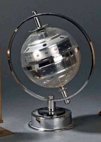 null Baromètre en métal nickelé logé dans une sphère. Travail allemand vers 1950....
