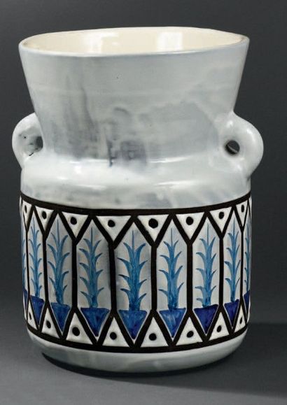 Roger CAPRON - (VALLAURIS) Vase en céramique à corps cylindrique épaulé et col conique...