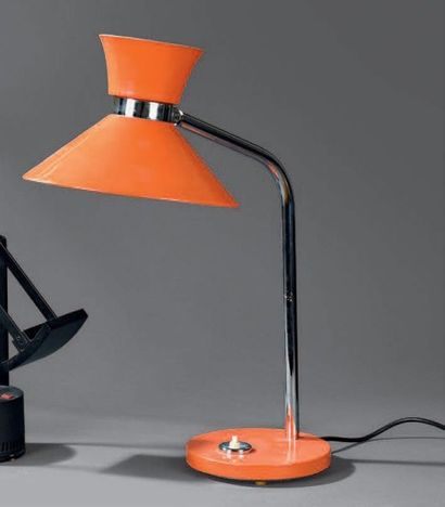 null Lampe de table «yoyo» en métal émaillé orange. 60 x 25 x 59 cm