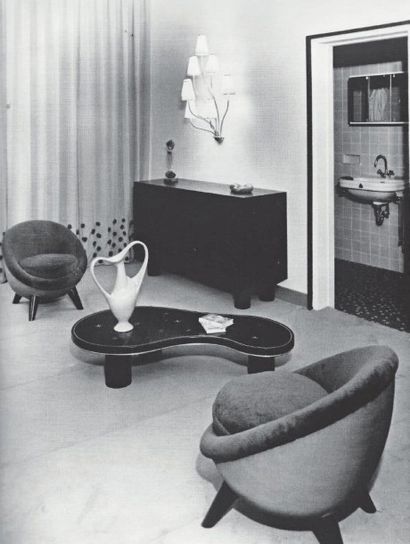Jean Royère (1902-1981) Table basse modèle «Flaque» entièrement recouverte de paille...
