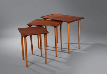 Kai E. CHRISTIANSEN (1910-1975) Trois tables gigognes en teck. Légères traces d'usure...