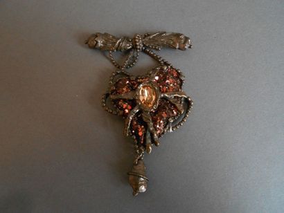 Christian LACROIX Broche coeur retenu par une branche en métal patiné orné d'une...