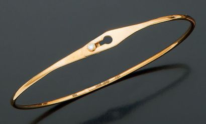 DINH VAN Bracelet modèle «Serrure» en or jaune 18K (750°/00) serti d'un diamant.
Signé.
Poids...