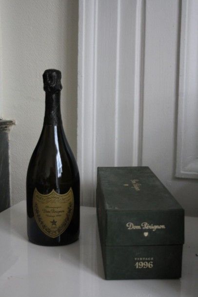 null 1 Bouteille Champagne Moët & Chandon Dom Pérignon 1996, coiffe légèrement abîmée,...