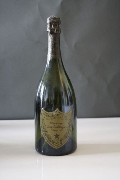 null 1 Bouteille Champagne Moët et Chandon Dom Pérignon 1982, étiquette très légèrement...