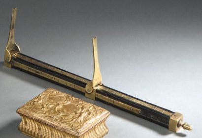 null Instrument de mesure de la pointure en ébène et laiton.
XIXe siècle.
Long.:...