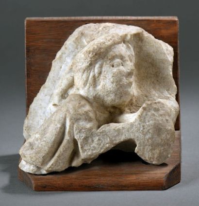null Fragment de chapiteau roman en marbre, présentant le buste d'un personnage couronné,...