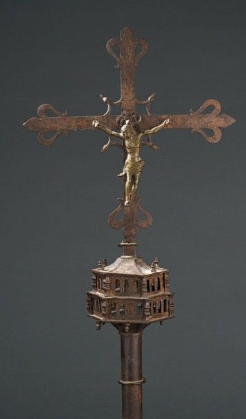 null Croix de procession
Le Christ en bronze est xé à une croix de fer aux extrémités...