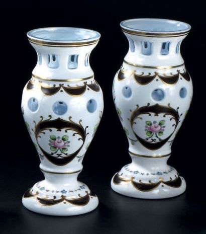 null Paire de vases de forme balustre en verre
Overlay à décor émaillé de roses.
Haut.:...