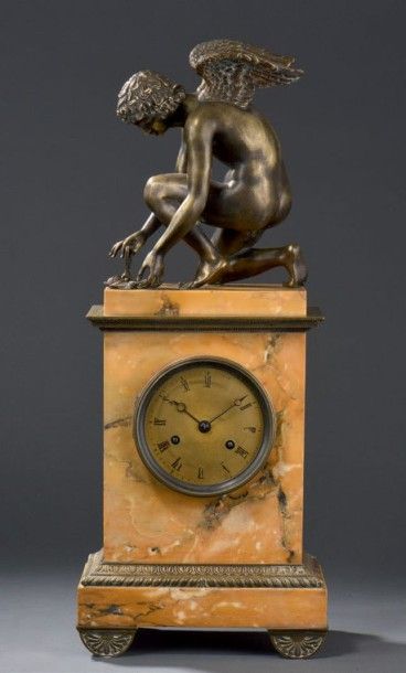 null Pendule borne en marbre jaune de Sienne, surmontée d'un groupe en bronze de...