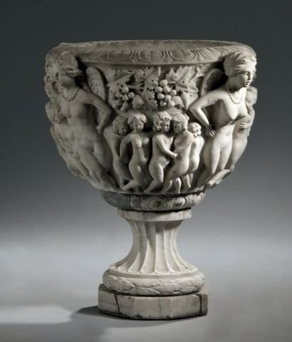 null Vase en marbre blanc sculpté en demi-relief d'une ronde de putti, les prises...