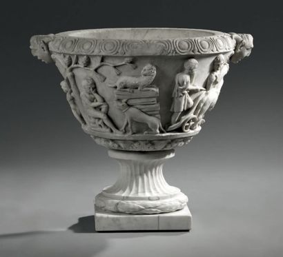 null Vase en marbre blanc sculpté en bas relief d'une scène antique représentant...