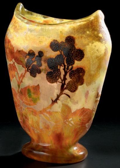 DAUM 
Vase à corps ovoïde aplati sur piédouche à col modelé à chaud à deux pointes....