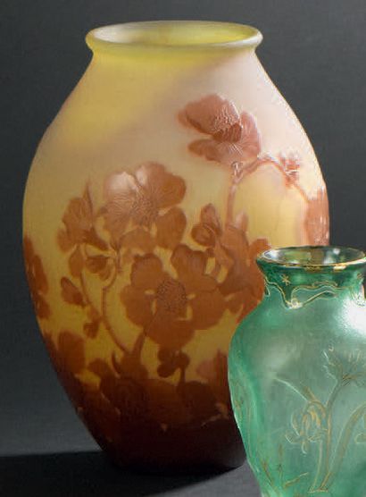 Émile GALLÉ (1846-1904) 
Vase ovoïde à col ourlé. Epreuve en verre doublé orangé...