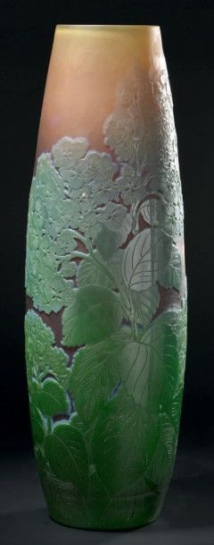 Émile GALLÉ (1846-1904) 
Vase à corps obusal. Épreuve en verre doublé vert et bleu...