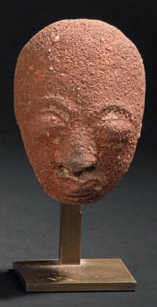 null Tête Ashanti, Ghana
Terre cuite à engobre ocre rouge
H. 10,5 cm
Petit visage...