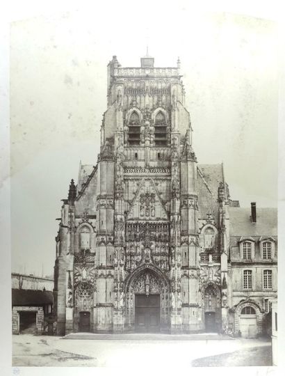 BISSON Frères Abbatiale de Saint-Riquier dans la Somme, vers 1855.
Deux (2) épreuves...