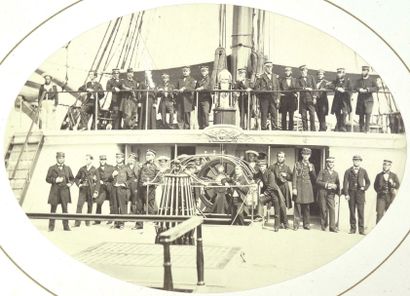 Paul-Émile Miot Photographie d'un équipage français, 34 marins sur le pont, vers...