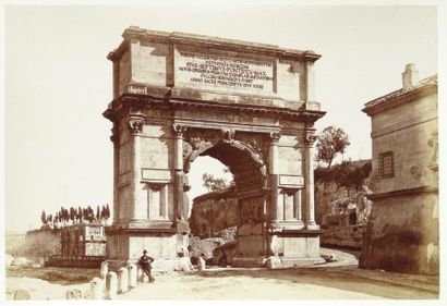 null Petit album rouge Roma, 50 vues de Rome, après 1870.
Cinquante (50) épreuves...