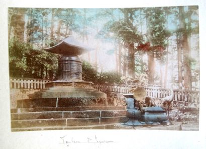 null Album laqué japonais, époque Meiji, vers 1890
50 albumines réhaussées, 135x90...