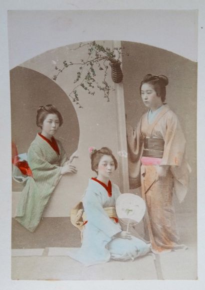 null Album laqué japonais, époque Meiji, vers 1890
50 albumines réhaussées, 135x90...