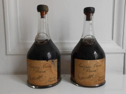 null 2 bouteilles de Cognac vieux.

(niveaux : 7,5 et 8,5 cm, étiquettes abîmées...