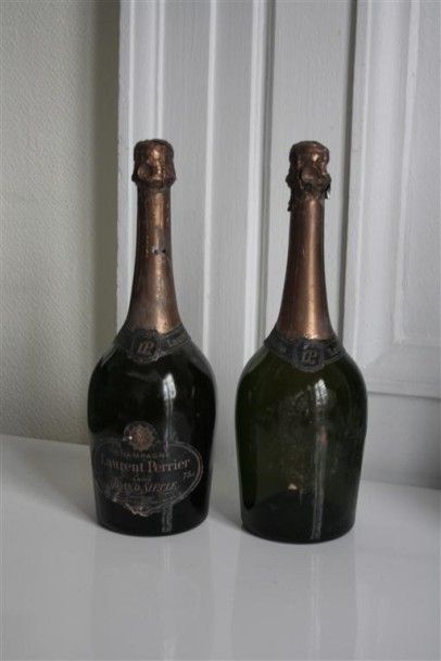 null 2 bouteilles Champagne Laurent Perrier Cuvée Grand Siècle, une coiffe légèrement...