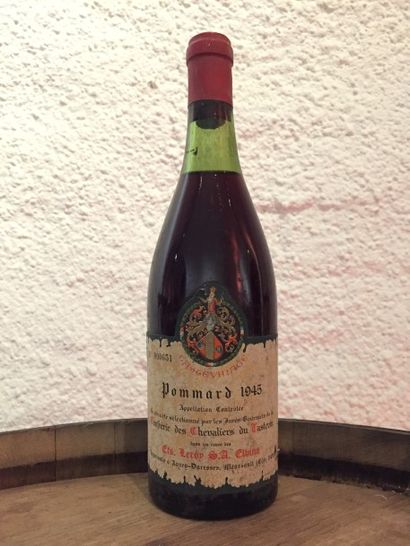 null 1 bouteille Château de Pommard 1945 Ets. Leroy S.A. Elbina, numérotée 651

niveau...