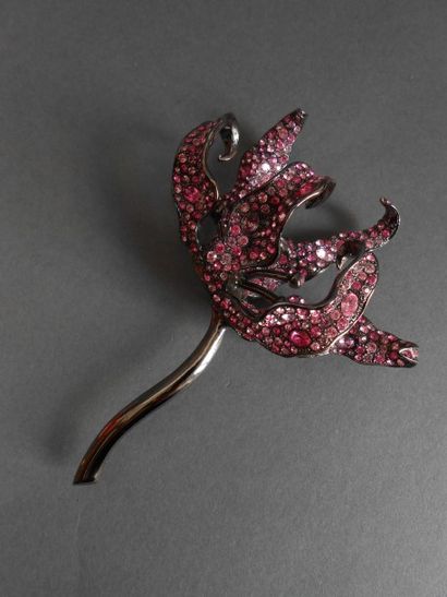 Kenneth LANE Large broche "fleur en relief" en métal noirci pavé de pierres roses

10...