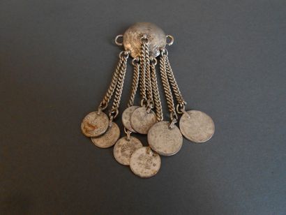CHRISTIAN DIOR Broche métal vieilli formée de chaînettes retenant des pièces ori...