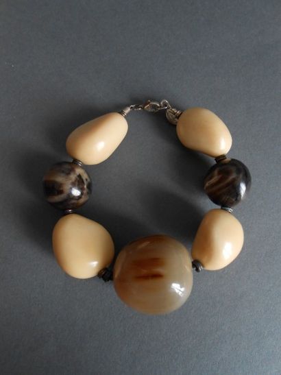 Christian LACROIX Bracelet composé de grosses perles en pierre taillée et perles...