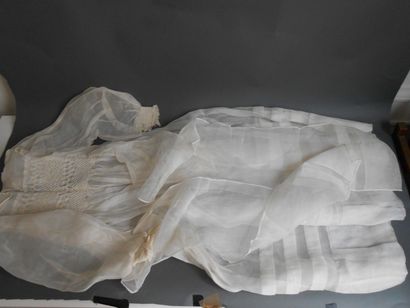 null -Deux robes de baptême en linon et dentelle de Valencienne, dentelle de Calais...