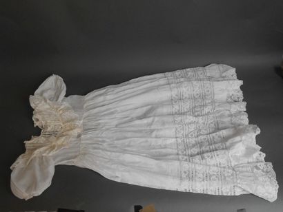 null -Deux robes de baptême en linon et dentelle de Valencienne, dentelle de Calais

-Un...