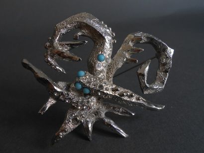 Christian LACROIX Broche de fome mouvementée en métal argenté orné de pierre turquoises...