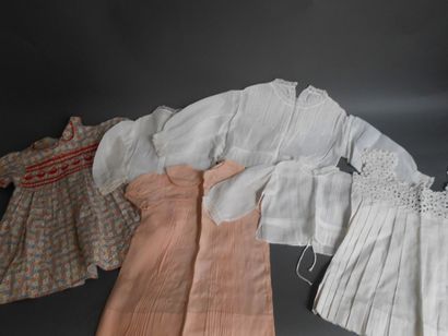  Un lot de vêtements anciens de bébé et fillette: 
Brassières, chemise de jour, jupon,...